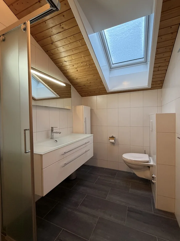 Heimelige Dachwohnung mit schönem Bergblick – Foto 9 von 10