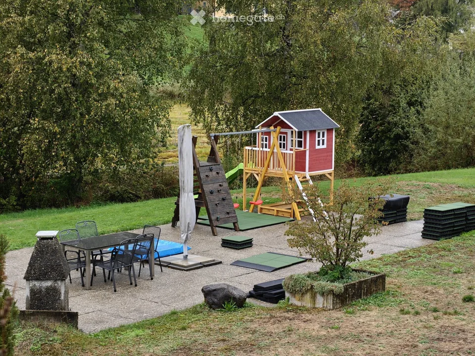 Appartamento luminoso 4.5 locali con balcone e bella vista a Wald ZH