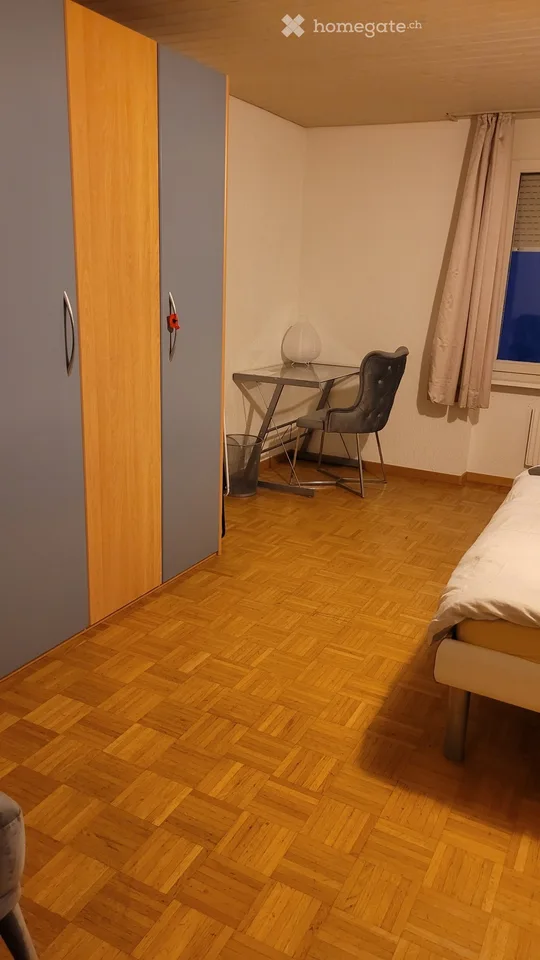 Sehr grosses und schönes ca. 26 qm WG-Zimmer ab SOFORT