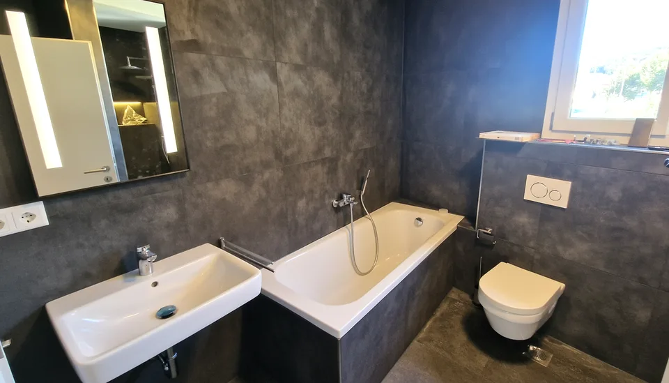 Charmante 2.5-Zimmer-Altbauwohnung, vollständig renoviert, mit grosser Sonnenterrasse