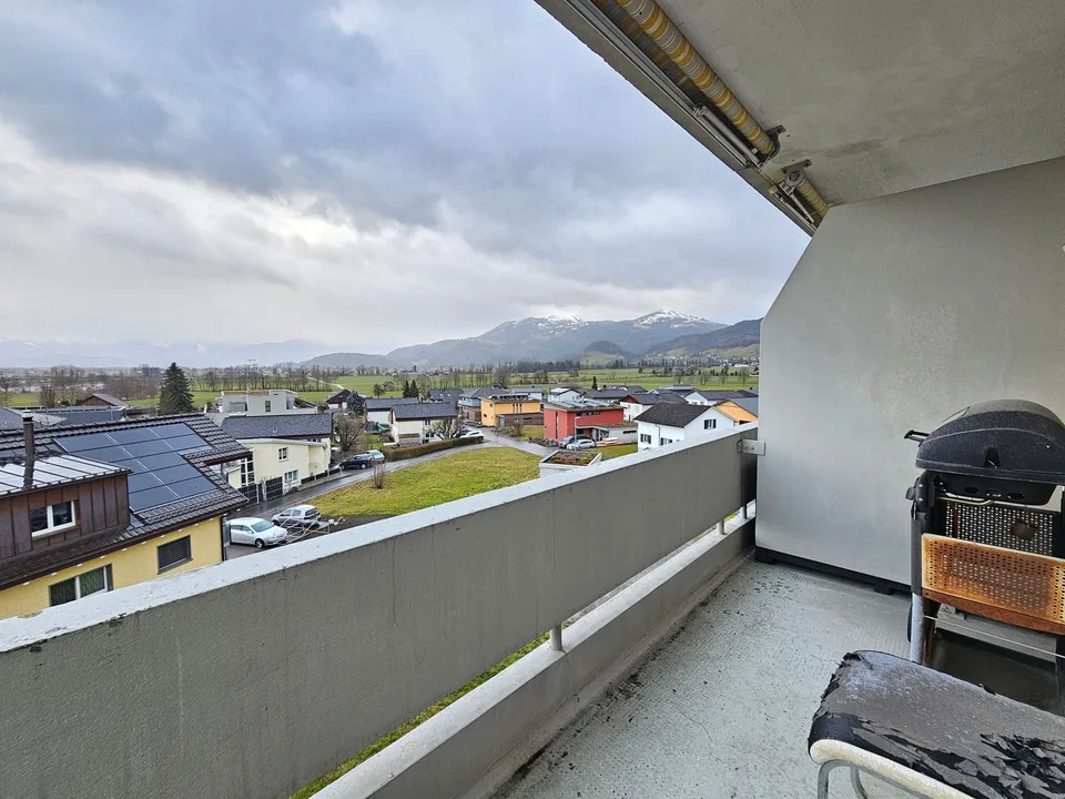 Large 2.5-room apartment in Altstätten with balcony!