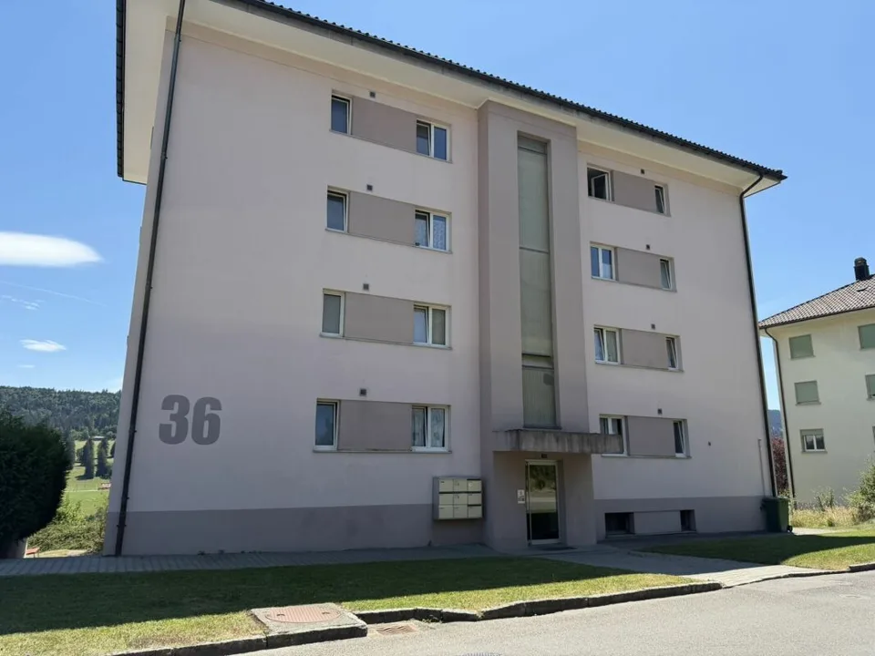 Tramelan, lovely 3.5-room apartment on the 2nd floor with balcony and open view