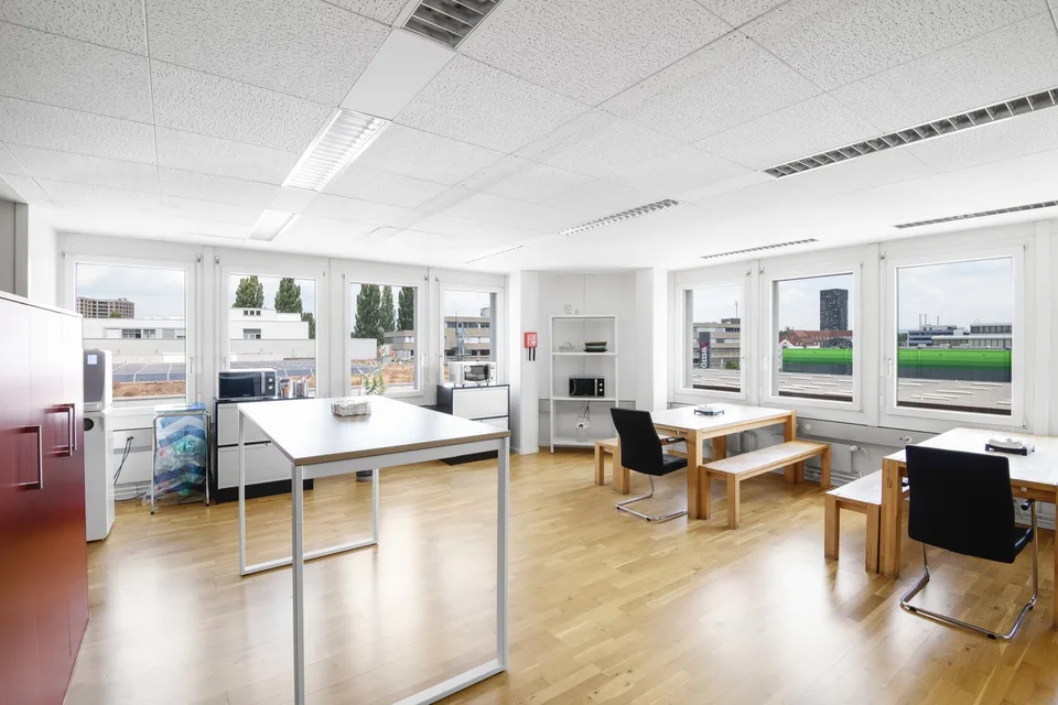 Anschluss an das OeV- und Strassennetz: 698 m2 ausgebaute Bürofläche – Foto 8 von 9