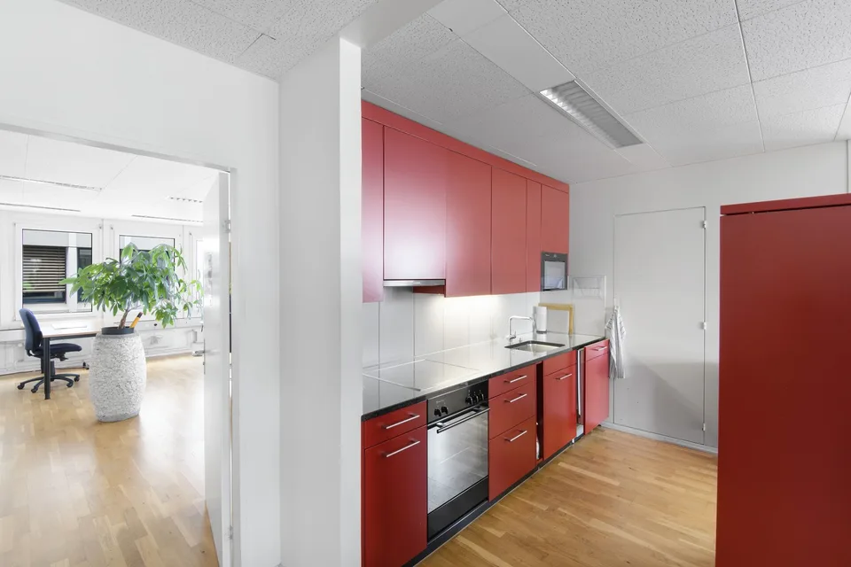 Anschluss an das OeV- und Strassennetz: 698 m2 ausgebaute Bürofläche – Foto 7 von 9