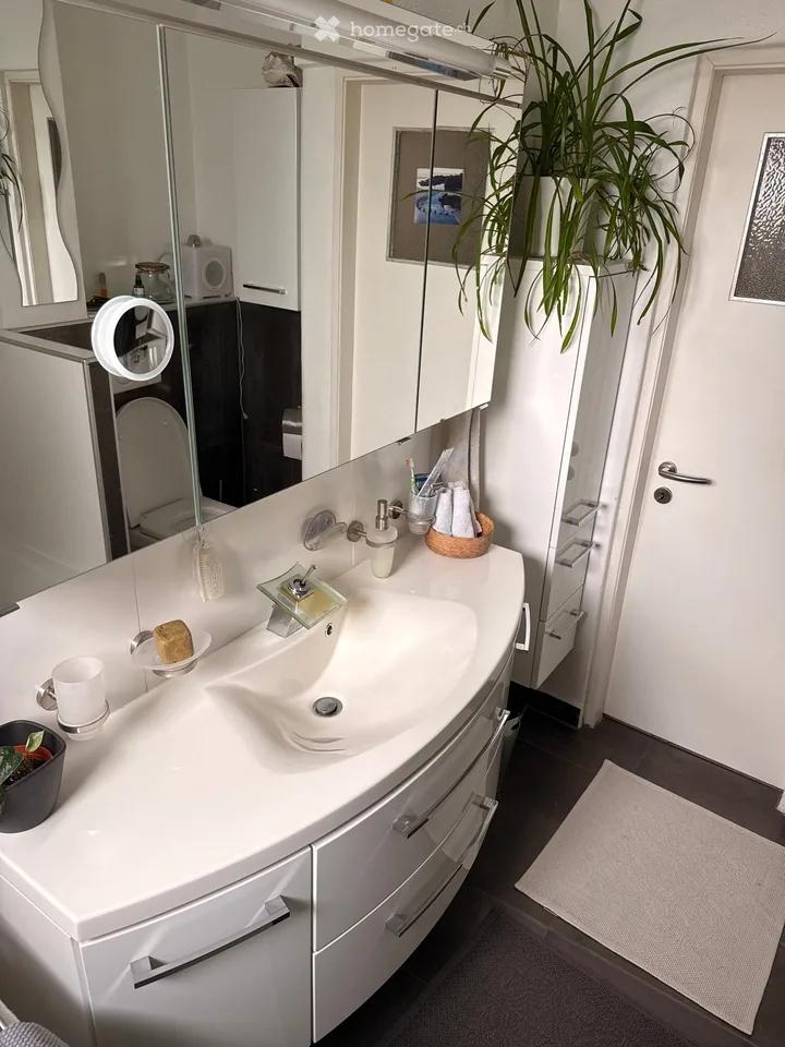 Zimmer mit Möbeln in ruhiger Nachbarschaft – Foto 3 von 4