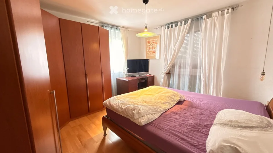 Zimmer mit Möbeln in ruhiger Nachbarschaft – Foto 2 von 4