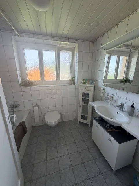 To rent quiet, centrally located 4-room apartment