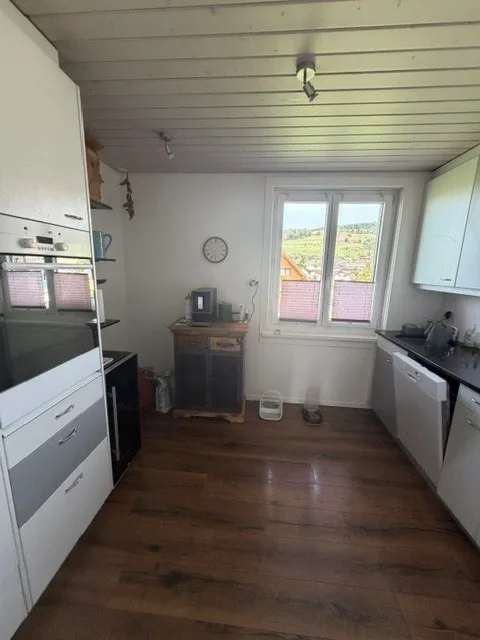 To rent quiet, centrally located 4-room apartment