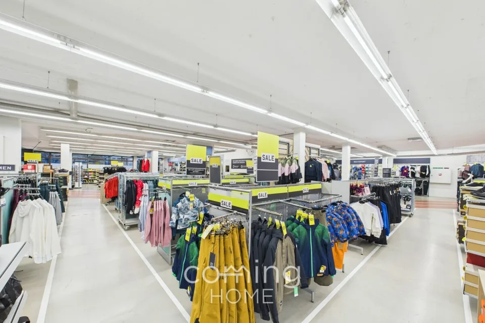 Attrattivo locale commerciale a Visp - 720 m², porta del garage e quattro parcheggi privati – foto 10 di 12