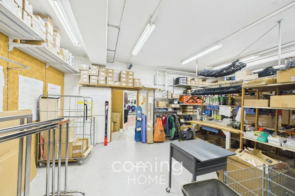 Attrattivo locale commerciale a Visp - 720 m², porta del garage e quattro parcheggi privati – foto 11 di 12