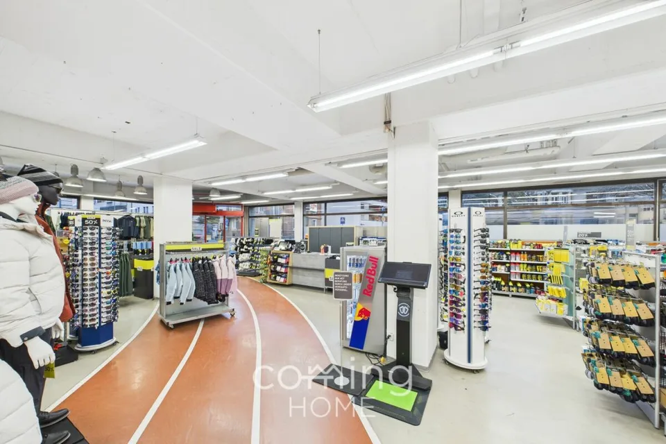 Attrattivo locale commerciale a Visp - 720 m², porta del garage e quattro parcheggi privati – foto 9 di 12