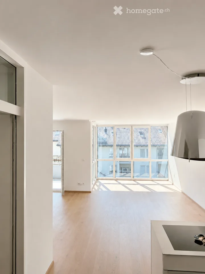 Helle, stilvoll renovierte 2½-Zimmer-Wohnung mit Loggia in Stallikon