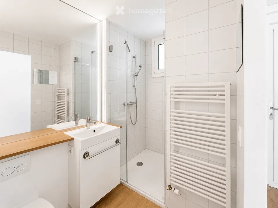 Helle, stilvoll renovierte 2½-Zimmer-Wohnung mit Loggia in Stallikon