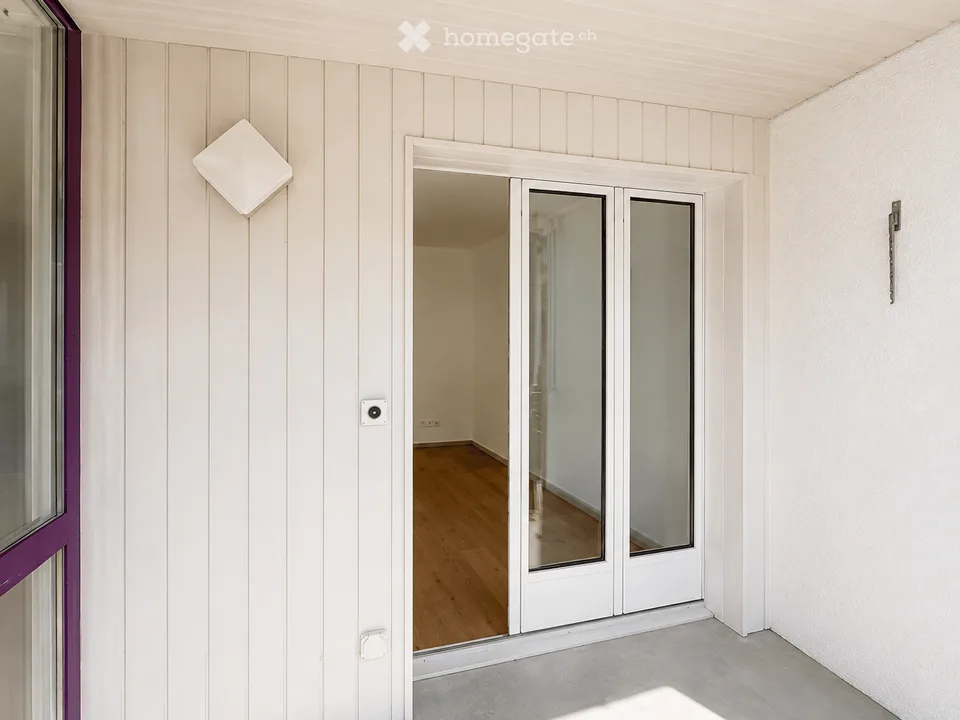 Helle, stilvoll renovierte 2½-Zimmer-Wohnung mit Loggia in Stallikon