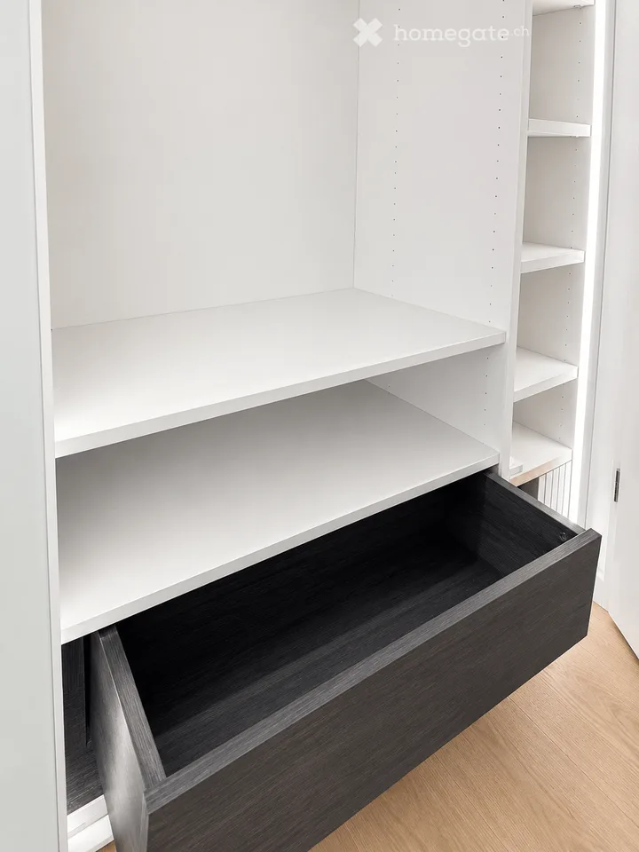 Helle, stilvoll renovierte 2½-Zimmer-Wohnung mit Loggia in Stallikon