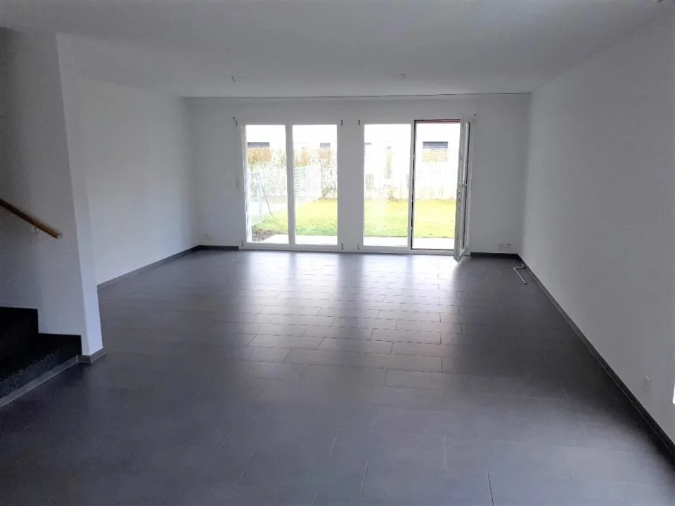 Spacious semi-detached house adjacent to the agricultural zone