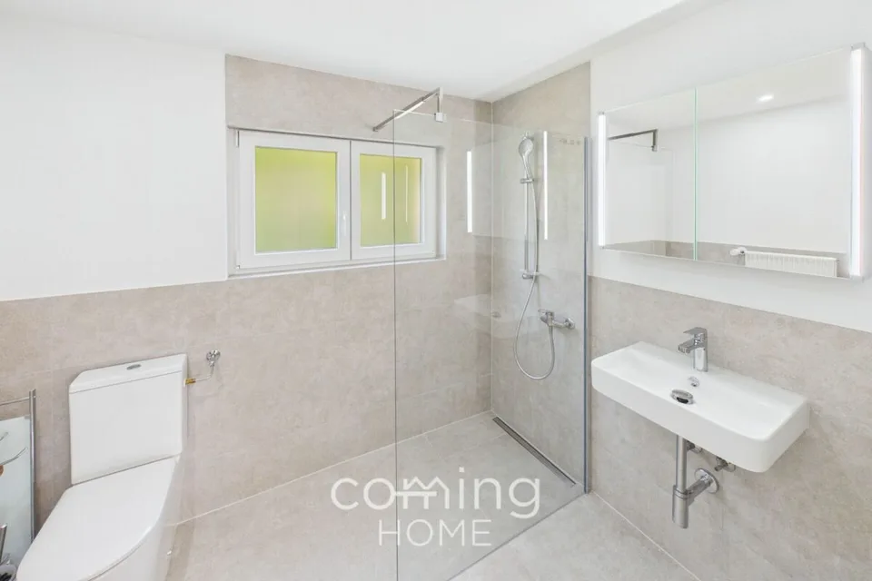 Appartement attique rénové de 4 pièces à Wöschnau avec grande terrasse et vue dégagée – photo 10 sur 14