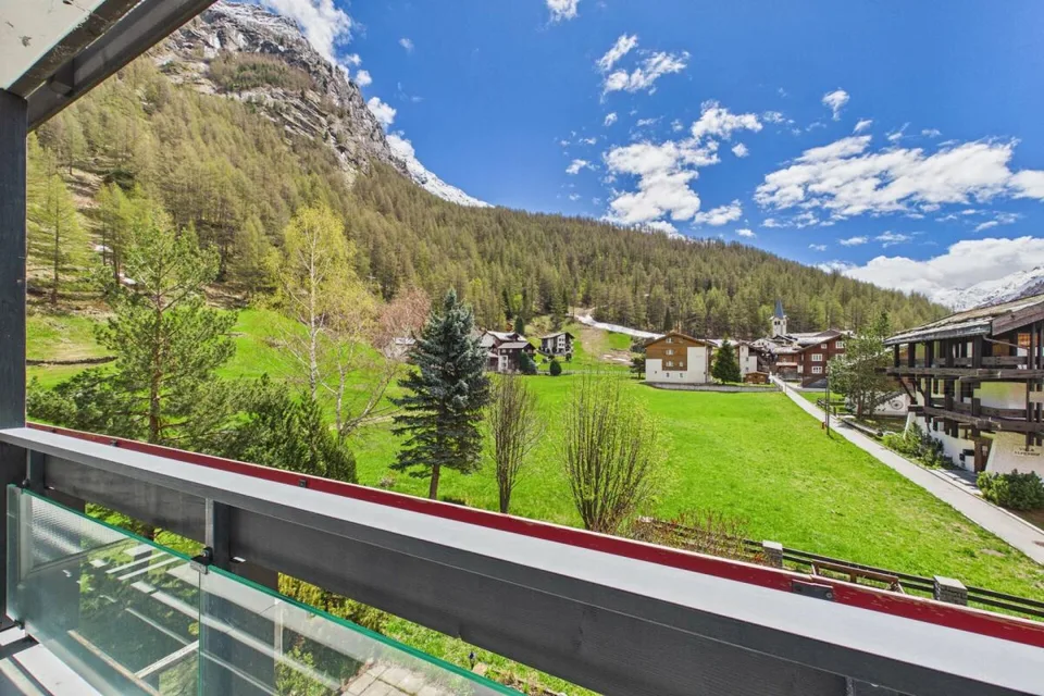 Camera d'albergo arredata con balcone - settimanale a Saas-Almagell