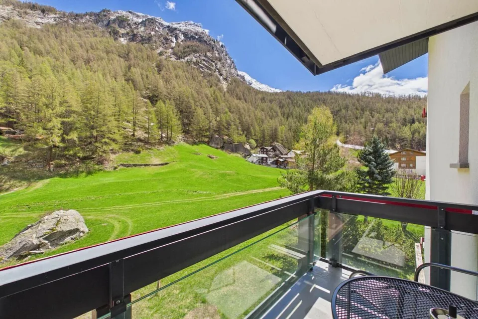 Camera d'albergo arredata con balcone - settimanale a Saas-Almagell
