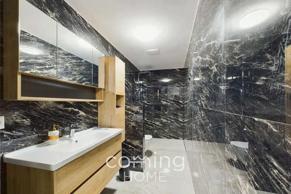 Exclusive 3-family house in a sunny location - spacious living areas & garages – photo 6 of 16