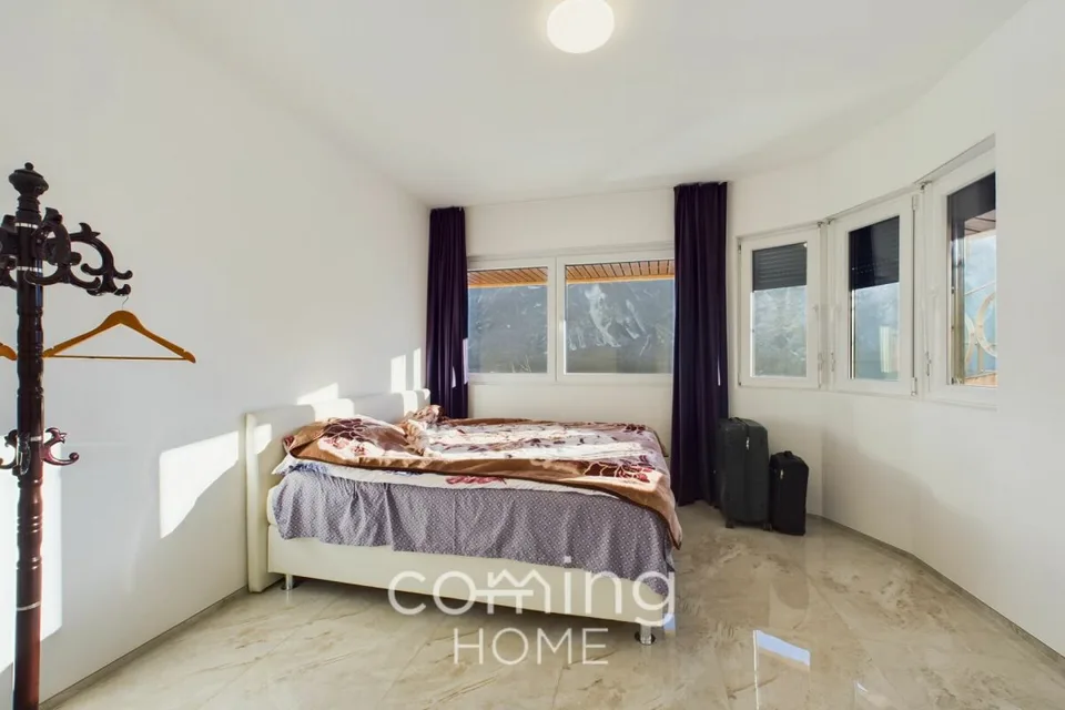 Exclusive 3-family house in a sunny location - spacious living areas & garages – photo 4 of 16
