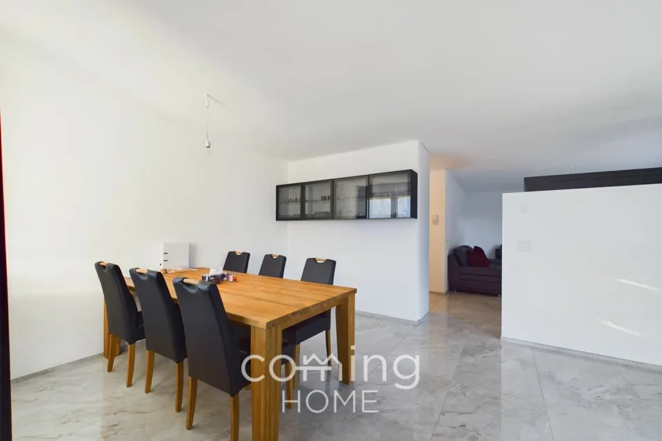 Exclusive 3-family house in a sunny location - spacious living areas & garages – photo 2 of 16
