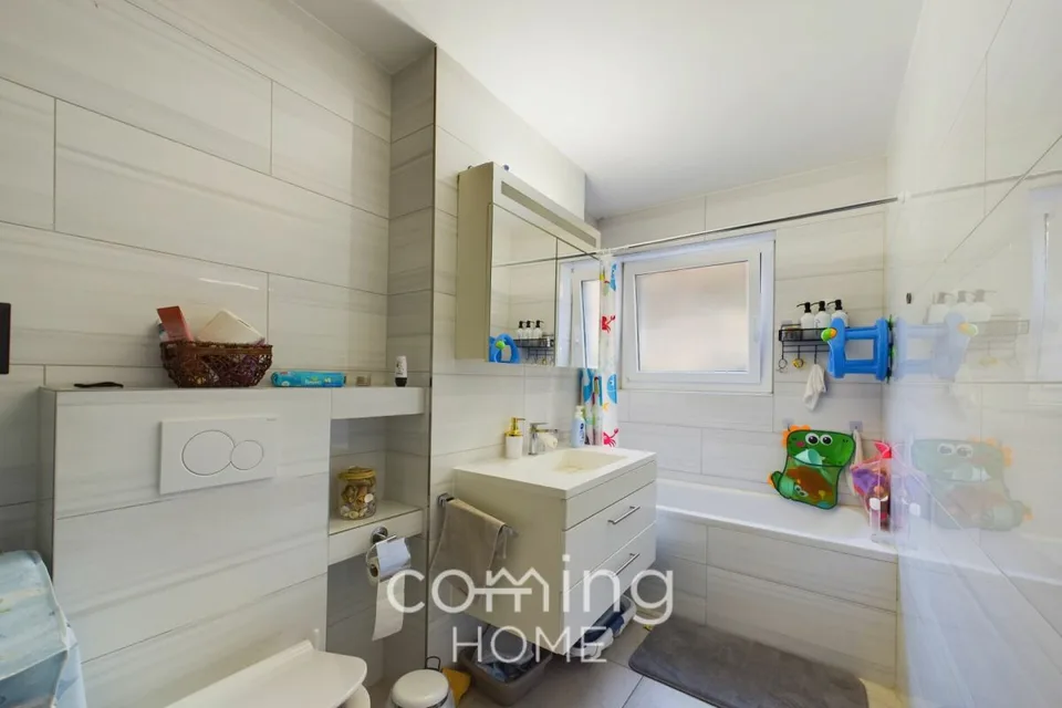 Exclusive 3-family house in a sunny location - spacious living areas & garages – photo 11 of 16
