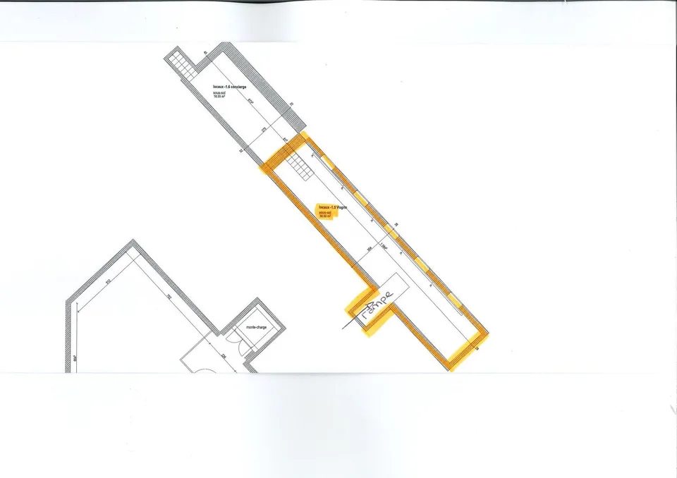 À louer : Grande surface commerciale au rez-de-chaussée – photo 2 sur 5