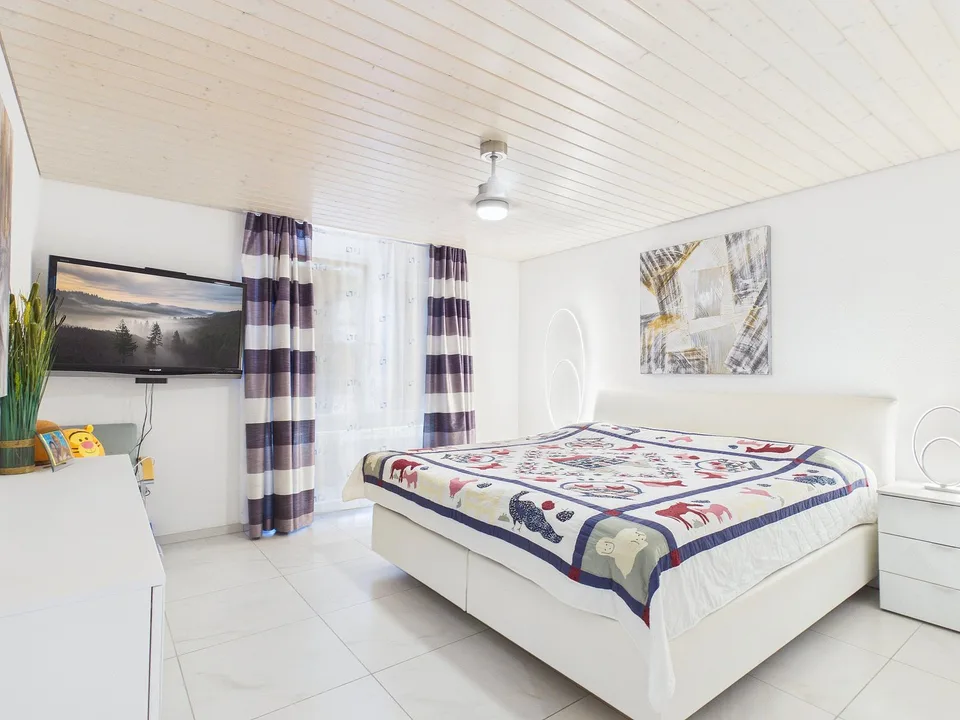 Einfamilienhaus mit beheiztem Pool und Wellnessoase – Foto 8 von 13