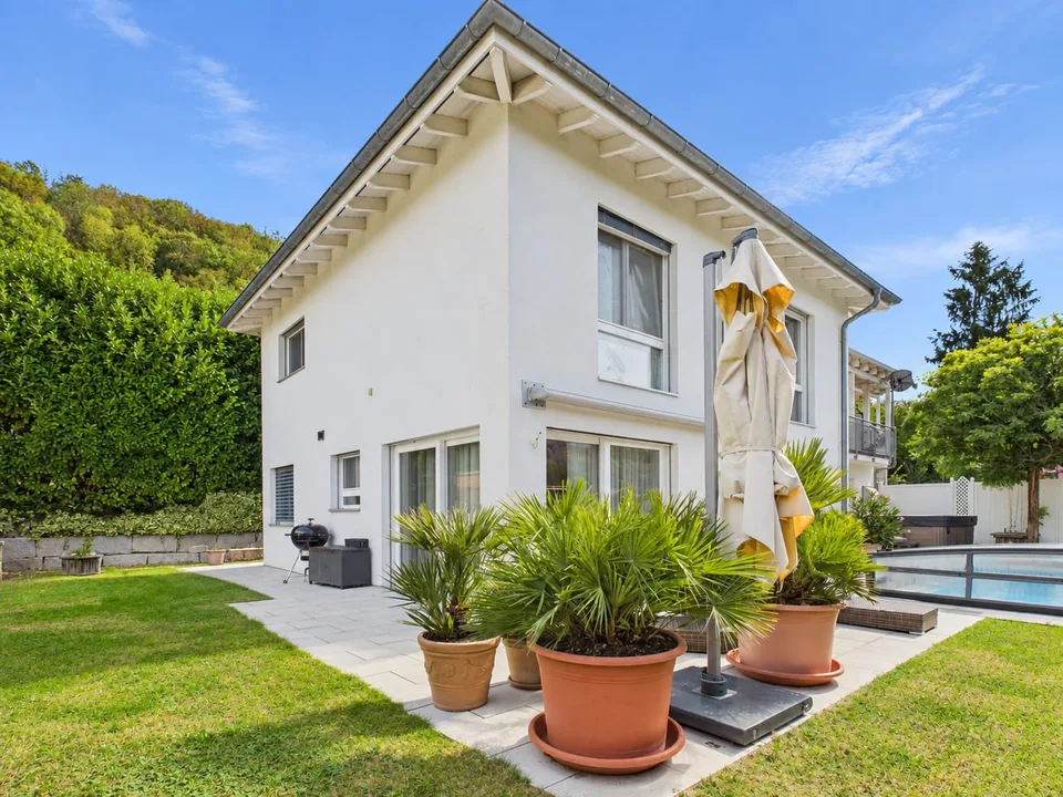 Einfamilienhaus mit beheiztem Pool und Wellnessoase – Foto 12 von 13