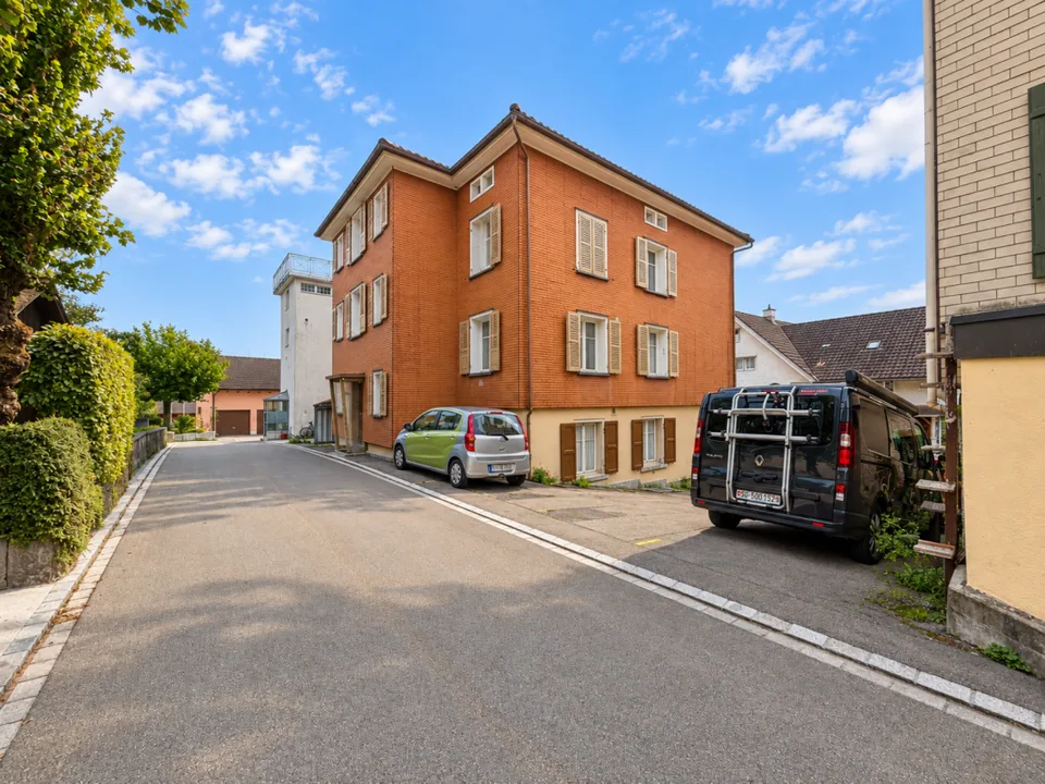 Casa multifamiliare con potenziale di sviluppo in posizione centrale a Degersheim – foto 3 di 12
