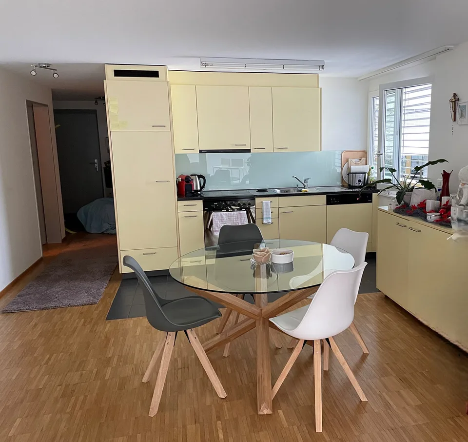 PRAKTISCHE WOHNUNG