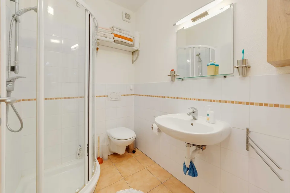 CASLANO – ZWEI SCHRITE VOM SEE ENTFERN | 3.5 ZIMMER EINRICHTUNG MIT TERRASSE – ZWEITWOHNSITZ – Foto 7 von 12