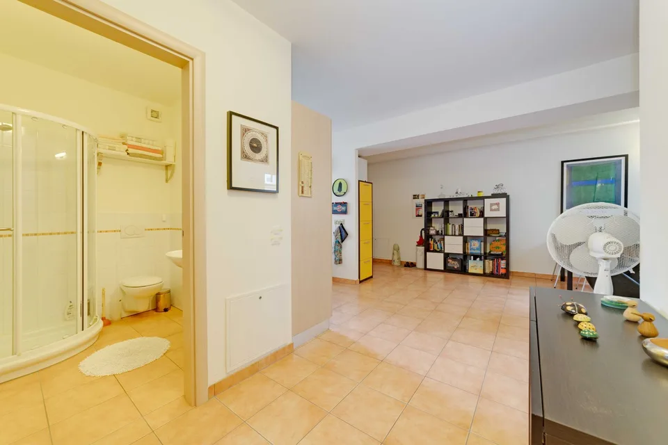CASLANO – ZWEI SCHRITE VOM SEE ENTFERN | 3.5 ZIMMER EINRICHTUNG MIT TERRASSE – ZWEITWOHNSITZ – Foto 6 von 12
