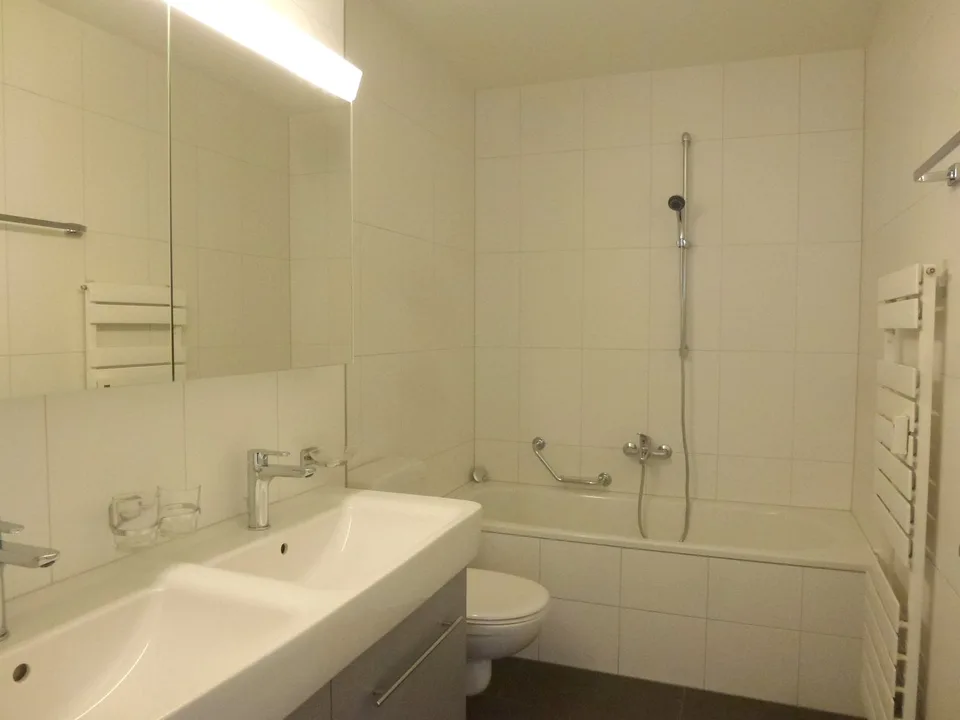 Appartement 4,5 pièces avec espace de séjour ensoleillé et cuisine neuve