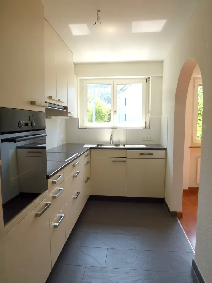 Appartement 4,5 pièces avec espace de séjour ensoleillé et cuisine neuve