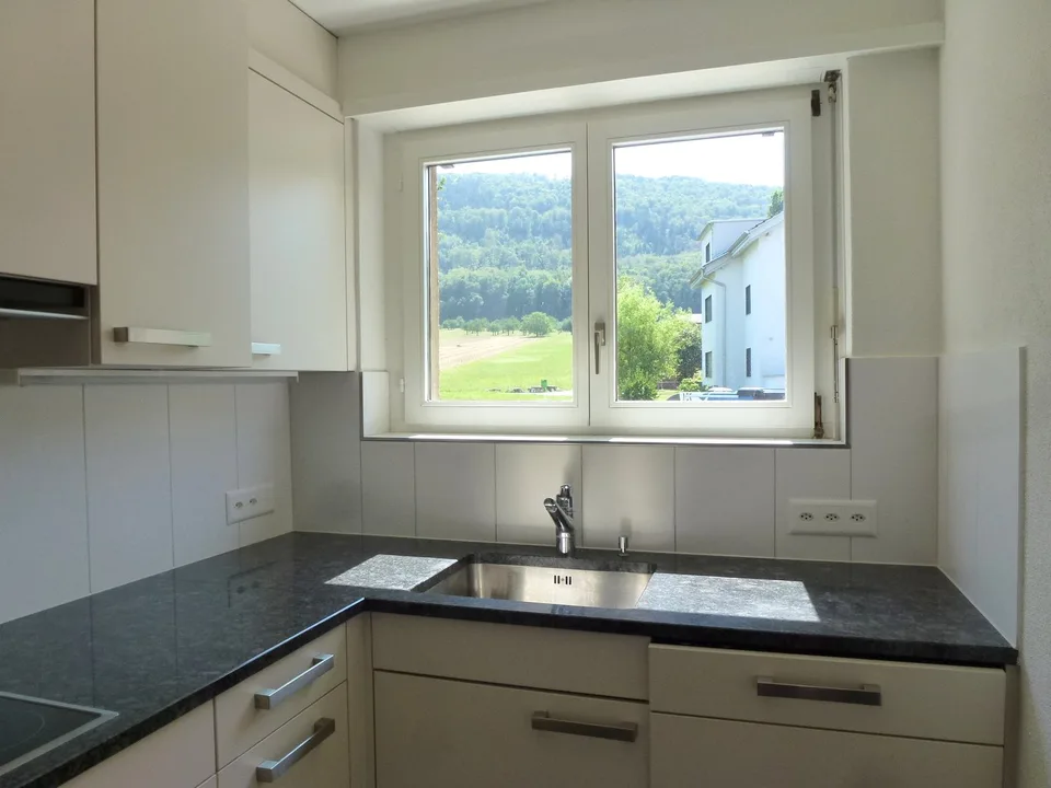 Appartement 4,5 pièces avec espace de séjour ensoleillé et cuisine neuve