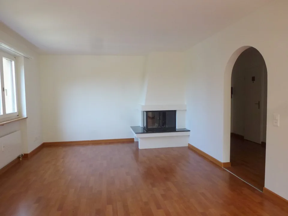 Appartement 4,5 pièces avec espace de séjour ensoleillé et cuisine neuve