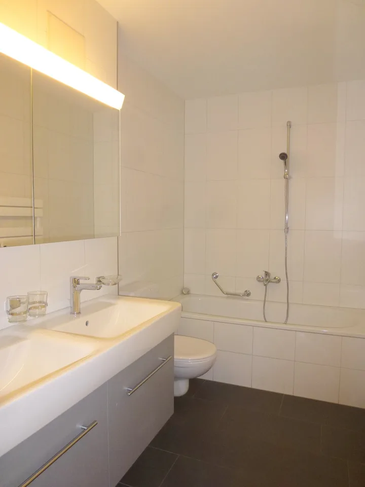 Appartement 4,5 pièces avec espace de séjour ensoleillé et cuisine neuve