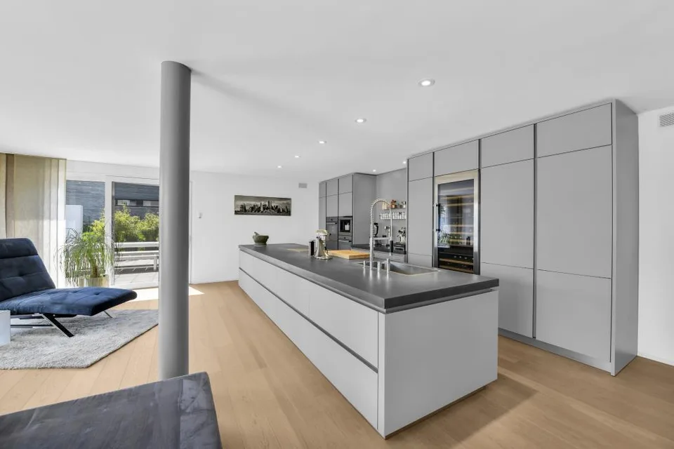 Villa moderne de 6,5 pièces avec piscine extérieure – photo 3 sur 5