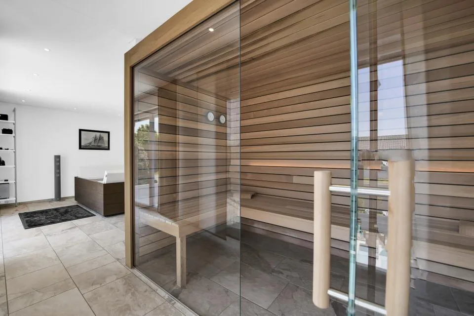 Villa moderne de 6,5 pièces avec piscine extérieure – photo 4 sur 5