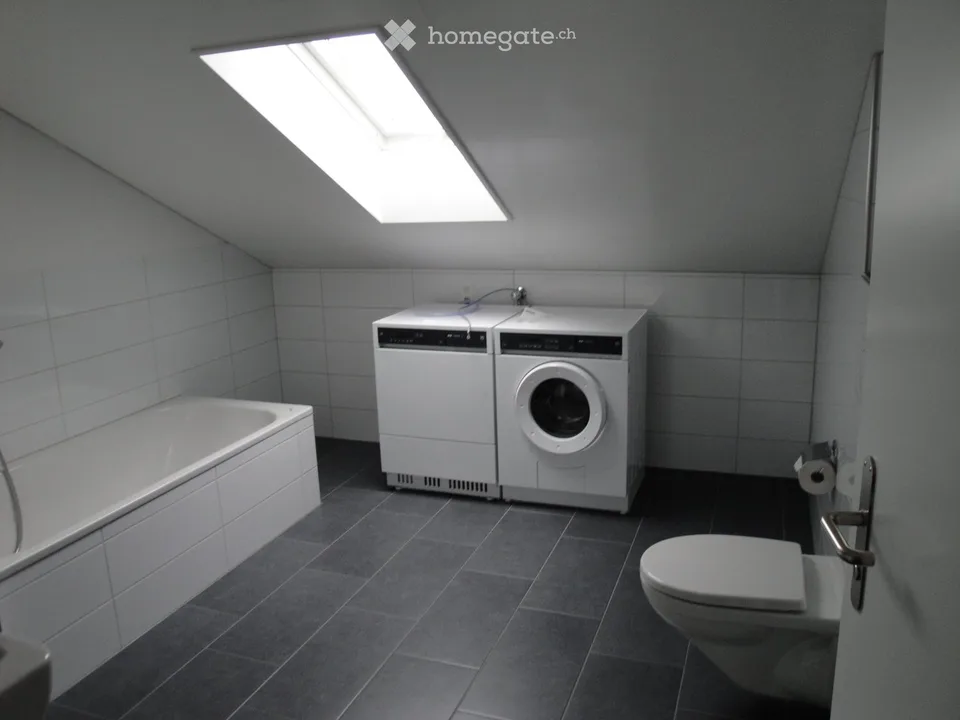 Charmante 3.5-Zimmer-Dachwohnung mit Balkon in Mühlau