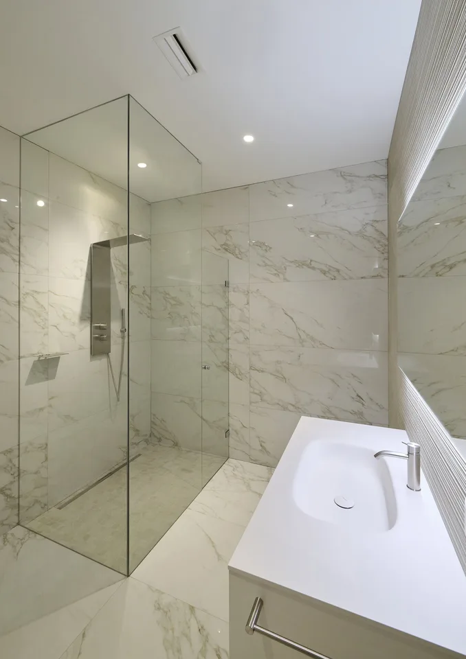 Luxury apartment with lake view – photo 10 of 11