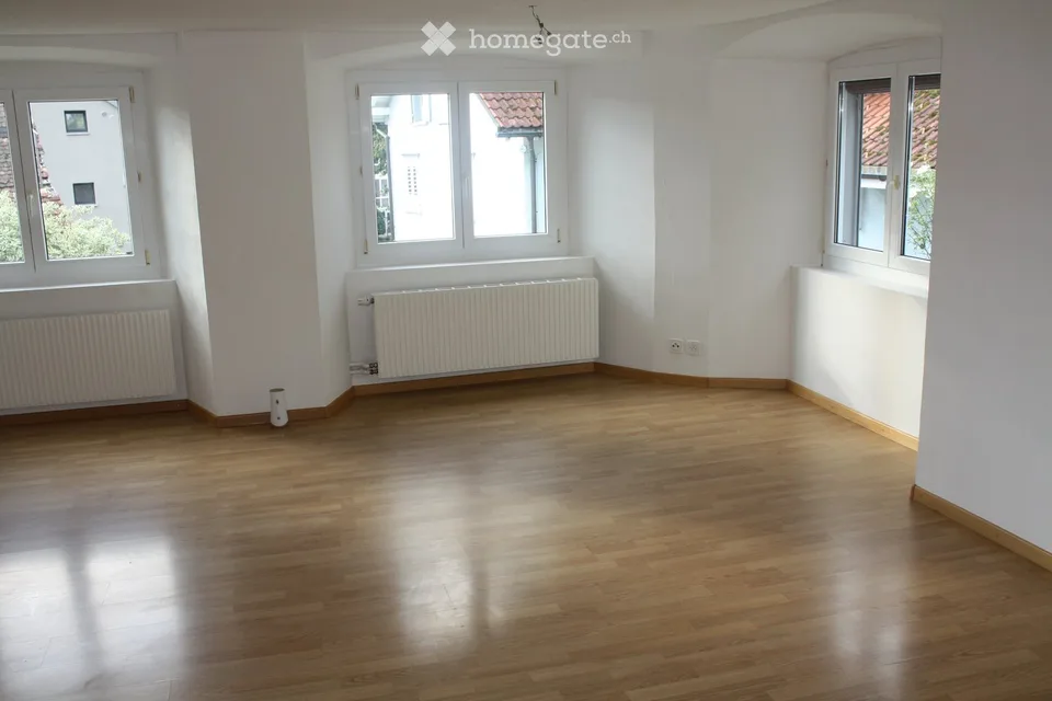 Brightly renovated 4.5-room apartment with its own house part and large garden in Sennwald