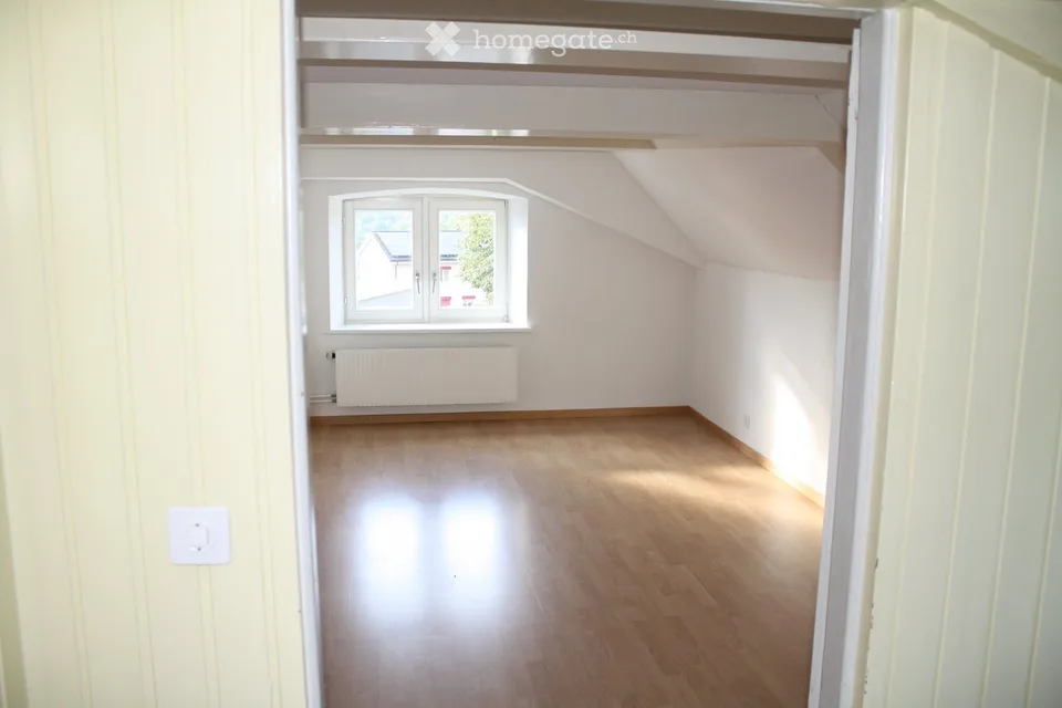 Brightly renovated 4.5-room apartment with its own house part and large garden in Sennwald