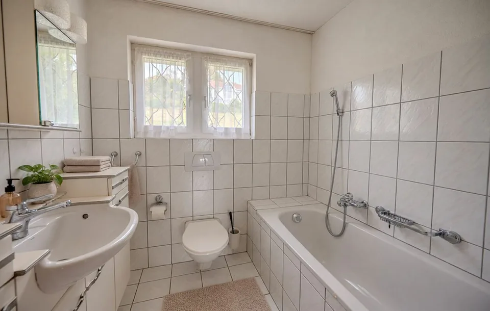 Charming jewel of a house with lake view – photo 7 of 13