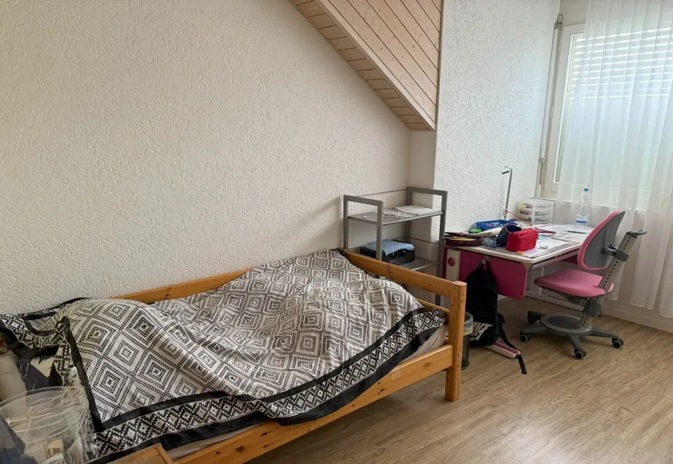 Appartamento mansardato di 5,5 locali con circa 140 m2 di superficie abitabile, più un balcone coperto e un piano sottotetto sviluppabile con finestra, soleggiato con una vista lontana attraente e una propria lavanderia e stireria – foto 12 di 21
