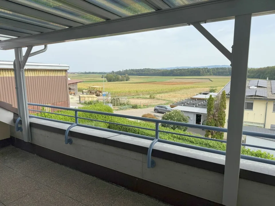 Appartamento mansardato di 5,5 locali con circa 140 m2 di superficie abitabile, più un balcone coperto e un piano sottotetto sviluppabile con finestra, soleggiato con una vista lontana attraente e una propria lavanderia e stireria – foto 10 di 21