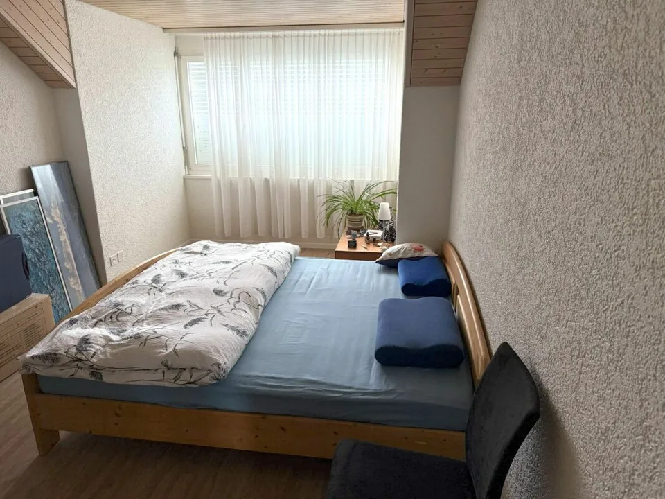 Appartamento mansardato di 5,5 locali con circa 140 m2 di superficie abitabile, più un balcone coperto e un piano sottotetto sviluppabile con finestra, soleggiato con una vista lontana attraente e una propria lavanderia e stireria – foto 15 di 21