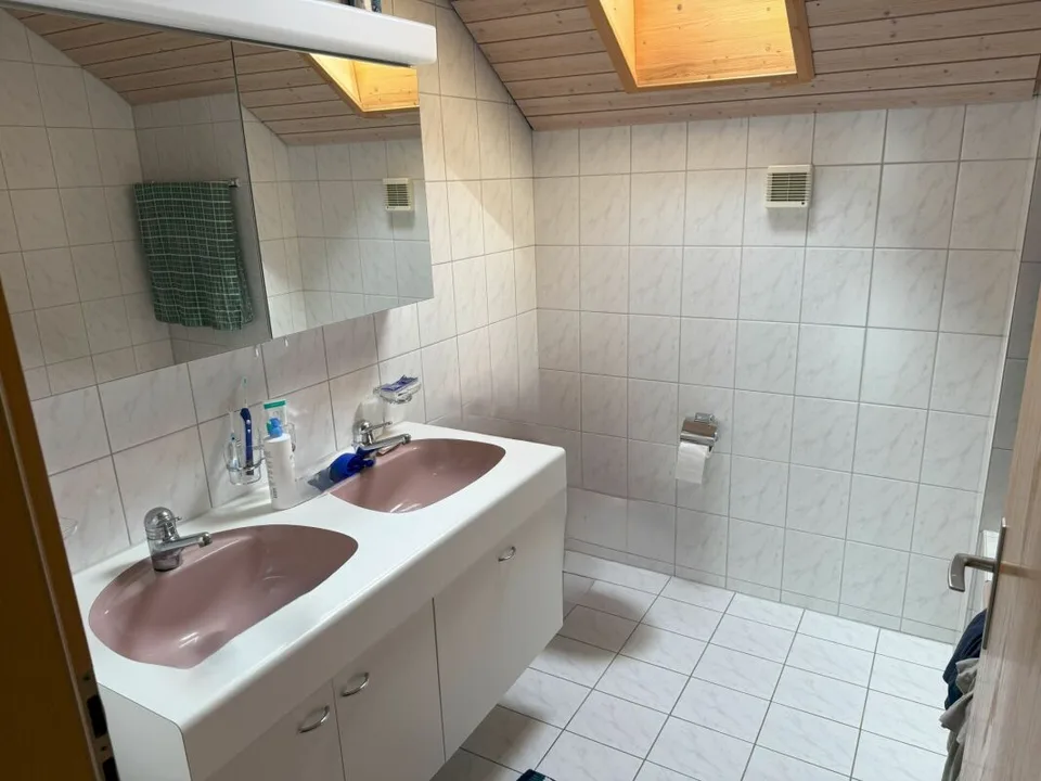 Appartamento mansardato di 5,5 locali con circa 140 m2 di superficie abitabile, più un balcone coperto e un piano sottotetto sviluppabile con finestra, soleggiato con una vista lontana attraente e una propria lavanderia e stireria – foto 17 di 21
